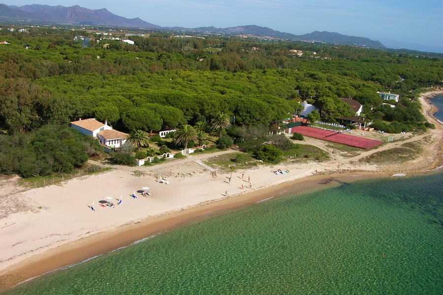 Letecký pohled na pláž, Pula, Sardinie