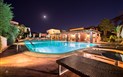 Residence Borgo Degli Ulivi - Večerní osvětlený bazén, Arbatax, Sardinie