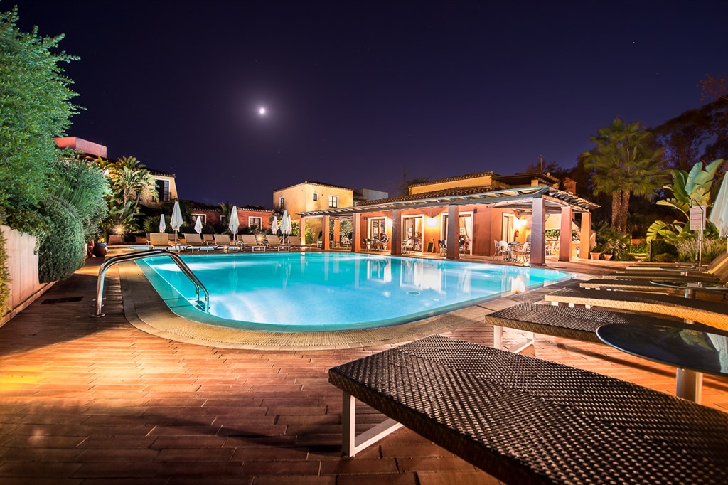 Večerní osvětlený bazén, Arbatax, Sardinie