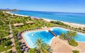 Garden Beach - Letecký pohled na areál s bazénem a pláží, Castiadas, Sardinie