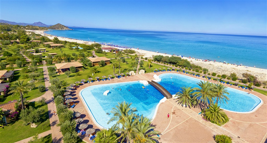Letecký pohled na areál s bazénem a pláží, Castiadas, Sardinie