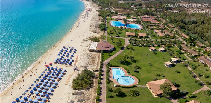 Garden Beach - Celkový pohled na pláž a resort, Castiadas, Sardinie