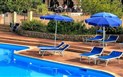 Colonna Beach Hotel Marinella - Lehátka se slunečníky u bazénu, Golfo di Marinella, Sardinie