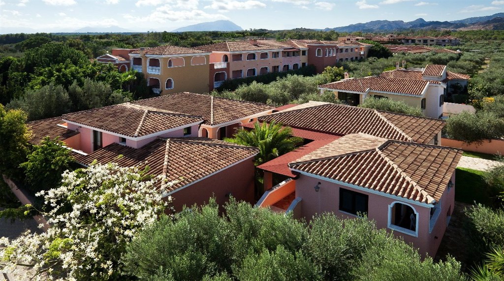 Pohled na resort, Cala Ginepro di Orosei, Sardinie