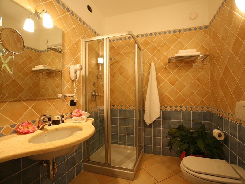 Koupelna pokoje STANDARD, Cannigione, Sardinie