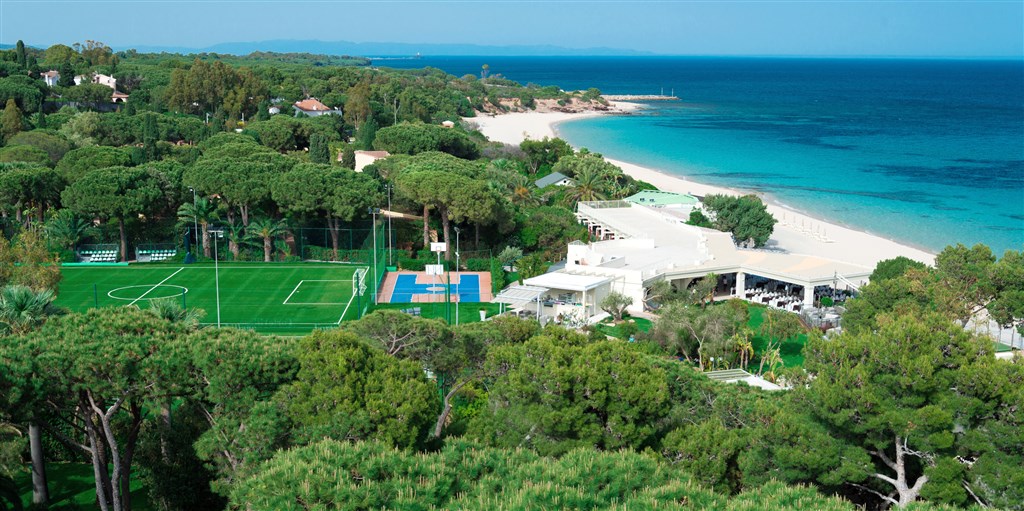 Letecký pohled na hotelovou pláž, Santa Margherita di Pula, Sardinie