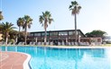 Corte Rosada Resort & Spa - Adults only - Pohled od bazénu na hotel, Porto Conte, Sardinia