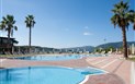 Corte Rosada Resort & Spa - Adults only - Pohled od bazénu na moře a pláž, Porto Conte, Sardinia