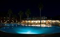Corte Rosada Resort & Spa - Adults only - Pohled od bazénu na hotel ve večerních hodinách, Porto Conte, Sardinia