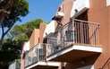 Corte Rosada Resort & Spa - Adults only - Pohled na hotelové pokoje Standard s balkóny zblízka, Porto Conte, Sardinia