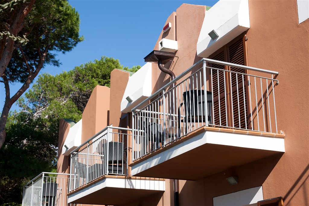Pohled na hotelové pokoje Standard s balkóny zblízka, Porto Conte, Sardinia
