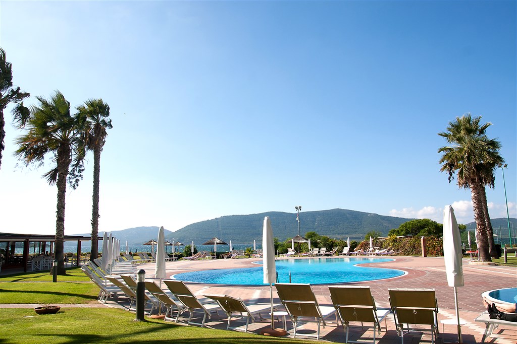 Pohled od hotelu směrem k bazénu, Porto Conte, Sardinia