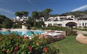 Hotel Abi d'Oru - Pohled ze zahrady na bazén, Golfo di Marinella, Sardinia