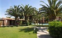 Green Village Resort - Pohled na bazén a apartmány ze zahrady, Villasimius, Sardinie