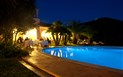 Cala Caterina - Pohled při setmění na hotelový bazén a restauraci, Villasimius, Sardinia