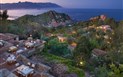 Blau Monte Turri At Arbatax Park Resort - Adults Only - Terasa restaurace a okolí při setmění, Arbatax, Sardinie