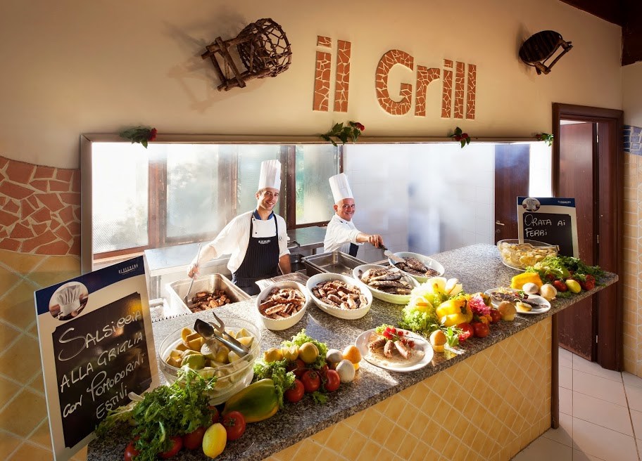 Nabídka grilovaných pokrmů v hlavní restauraci, Maracalagonis, Sardinie
