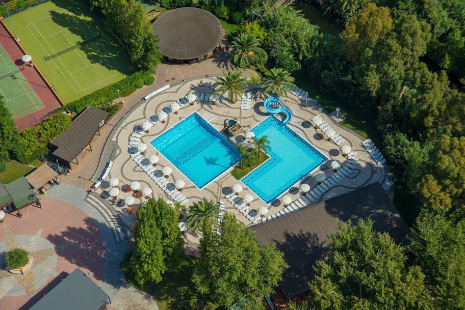 Bezény z ptačí perspektivy, Maracalagonis, Sardinie