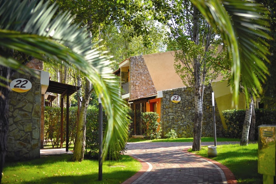 Budovy hotelu v zahradě, Maracalagonis, Sardinie