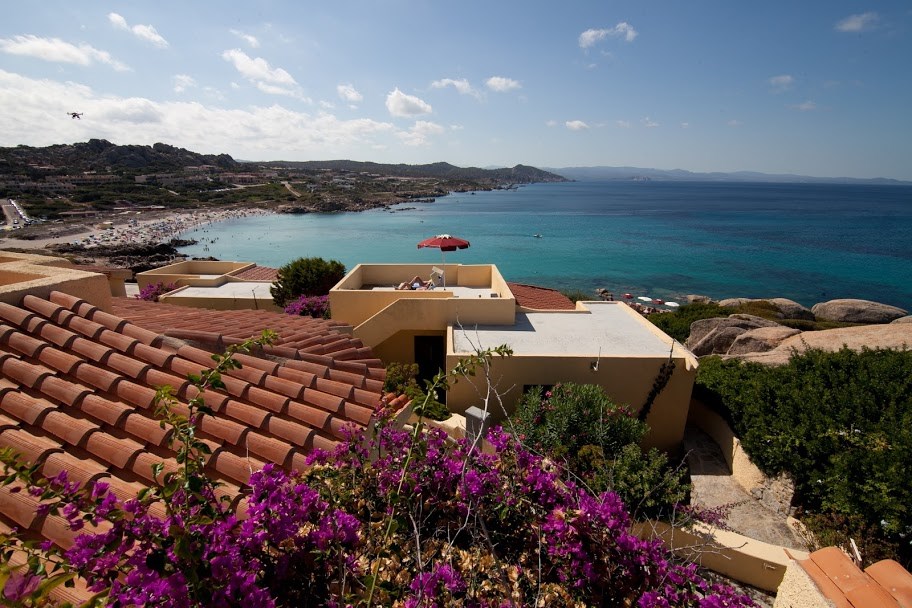 Pohled na terasu pokoje, Santa Teresa di Gallura, Sardinie