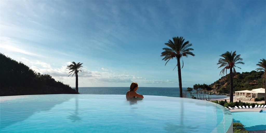 Relaxační bazén Infinity Pool, Villasimius, Sardinie