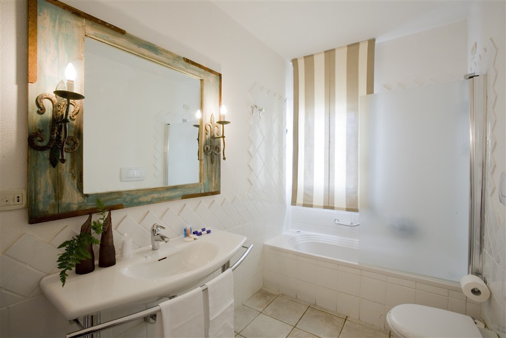 Koupelna pokoje I NIDI, Pula, Sardinie
