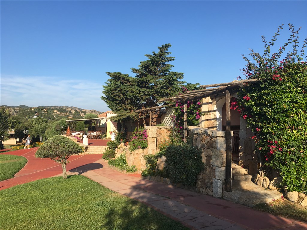 Hlavní budova s recepcí, Porto Cervo, Costa Smeralda, Sardinie