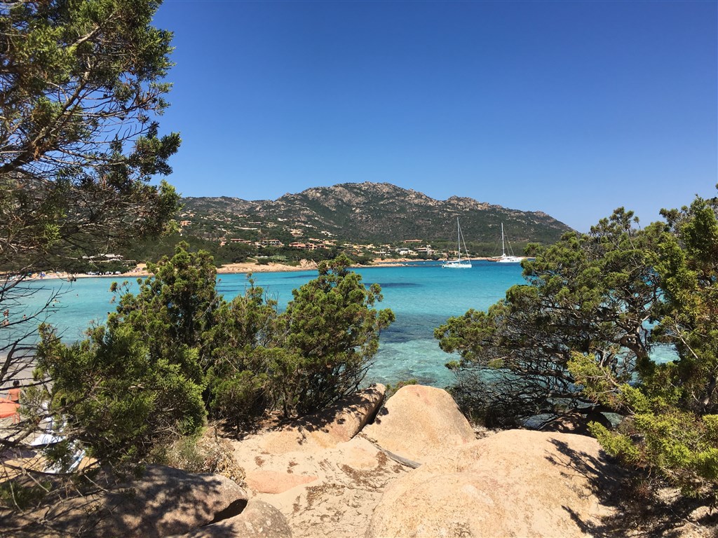 Pláž Grande Pevero, Porto Cervo, Costa Smeralda, Sardinie