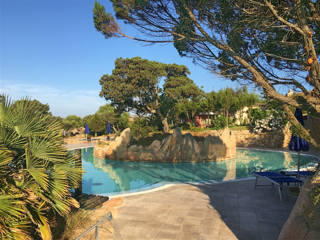 Bazén s hydromasážní zónou, Porto Cervo, Costa Smeralda, Sardinie
