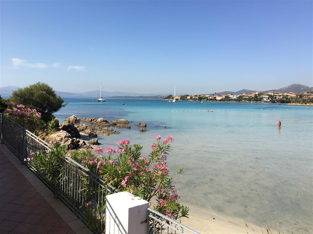 Mělké moře u hotelové pláže, Golfo Aranci, Sardinie