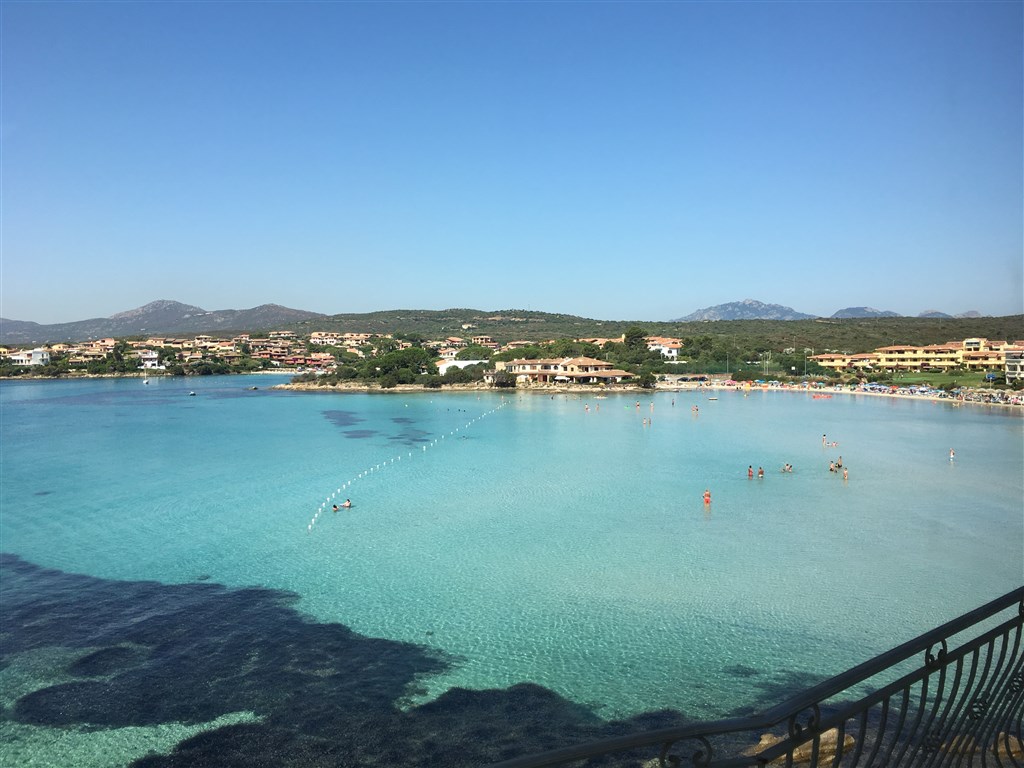 Výhled z hotelu, Golfo Aranci, Sardinie
