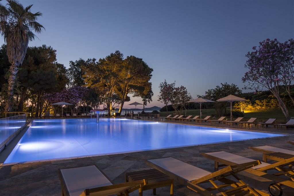 Noční pohled na bazén, Villasimius, Sardinie
