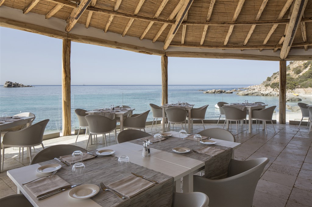 Restaurace na pláži, Villasimius, Sardinie