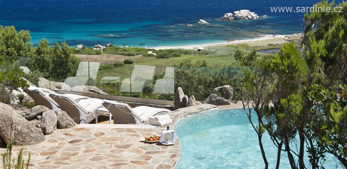 Valle dell'Erica Resort Thalasso & Spa - Hotel La Licciola - SUITE ARCIPELAGO s výhledem na moře a bazénem - terasa s bazénem, Santa Teresa di Gallura, Sardinie