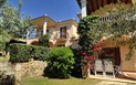 Residence Lu Fraili - Pohled na apartmány a okolní zahradu, San Teodoro, Sardinie