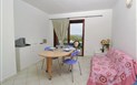 Residence Lu Fraili - Pohled na obývací pokoj s pohovkou, San Teodoro, Sardinie