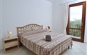 Residence Lu Fraili - Pohled na ložnici s manželskou postelí, San Teodoro, Sardinie