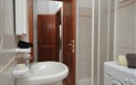 Residence Lu Fraili - Pohled na koupelnu a její vybavení, San Teodoro, Sardinie