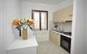 Residence Lu Fraili - Pohled na kuchyňský kout, San Teodoro, Sardinie