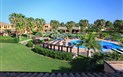 Lantana Resort Hotel - Panorama zahrady s bazénem, Pula, Sardinie
