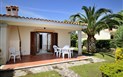 Le Canne Residence - Pohled na zadní vchod a venkovní posezení, San Teodoro, Sardinie