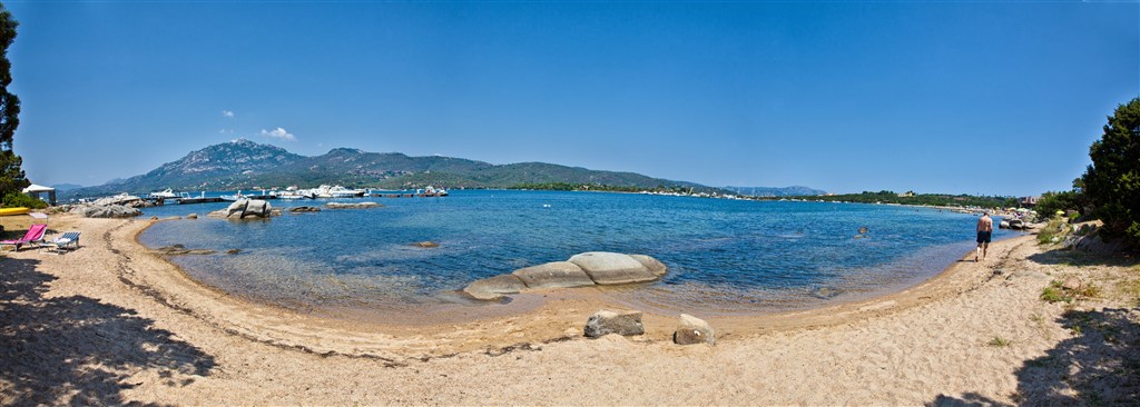 Panoramatické foto pláže v oblasti, Porto Rotondo, Sardinie, Itálie