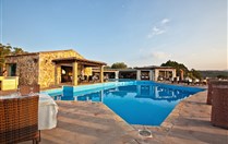 Pohled na bazén a terasu restaurace, Porto Rotondo, Sardinie, Itálie