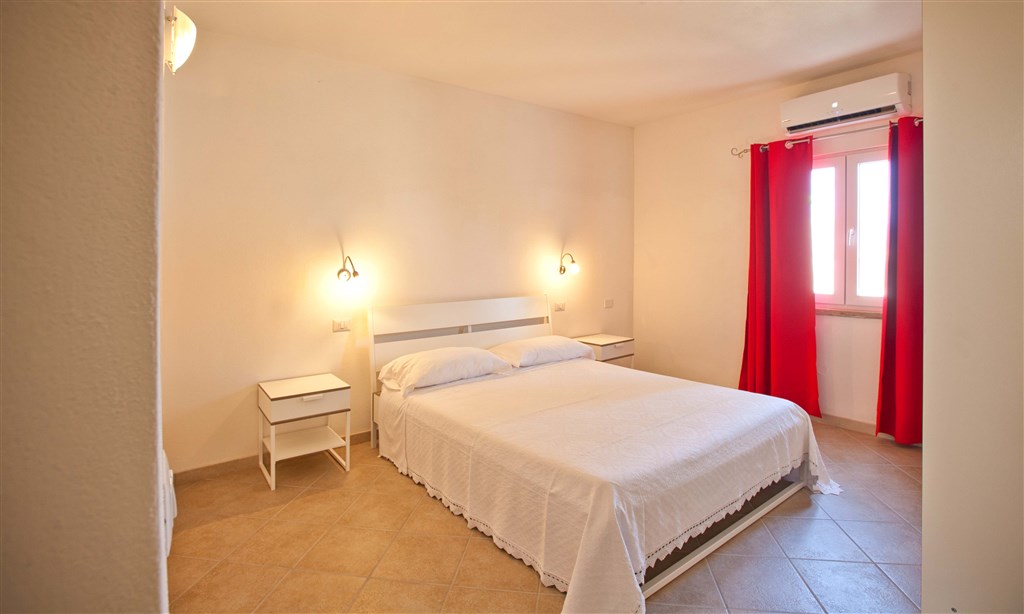 Interiér ložnice v apartmánu TRILO, Porto Rotondo, Sardinie, Itálie