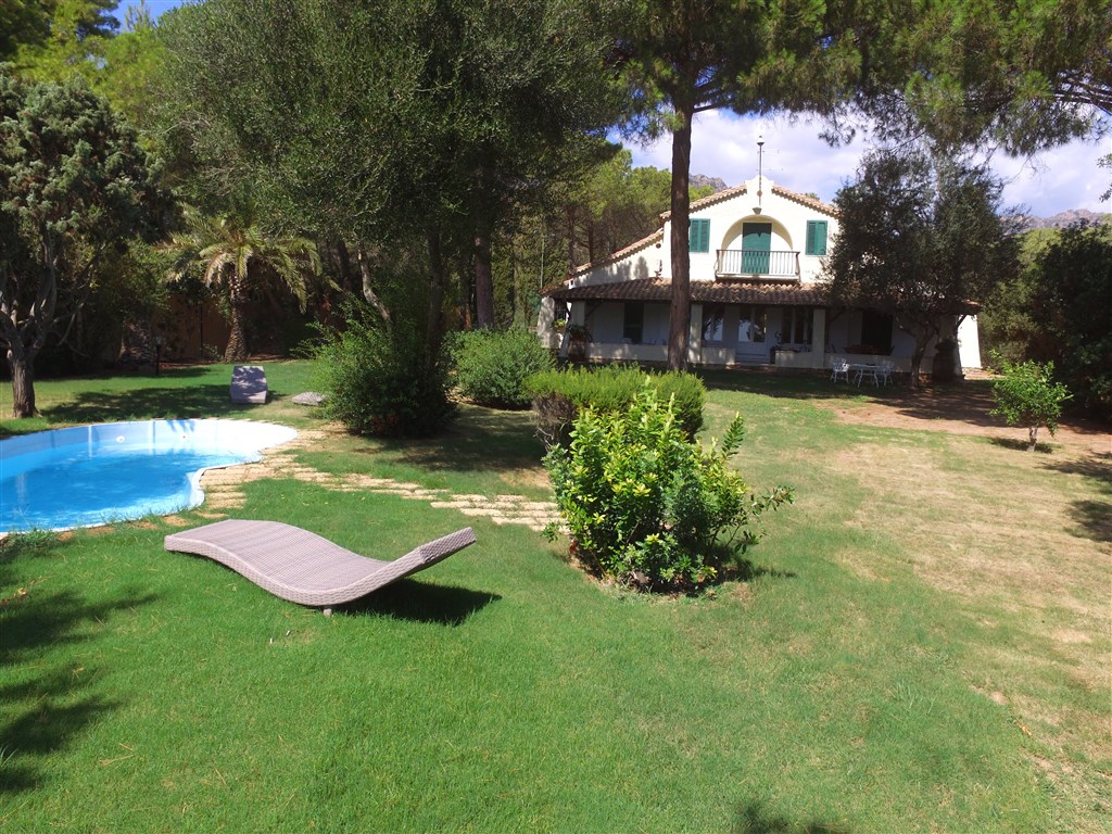 Pohled na privátní bazén v zahradě, Santa Margherita di Pula, Sardinia