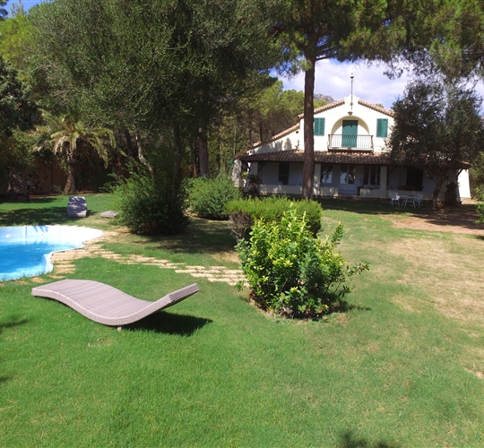 Pohled na privátní bazén v zahradě, Santa Margherita di Pula, Sardinia