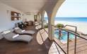 Vila Alfa Is Morus Relais - Pohled na privátní bazén a pláž, Santa Margherita di Pula, Sardinia