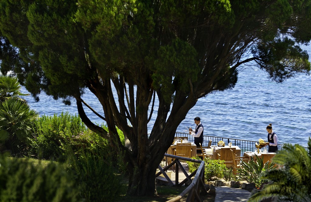 Pohled na restauraci Grill s výhledem na moře, Santa Margherita di Pula, Sardinia