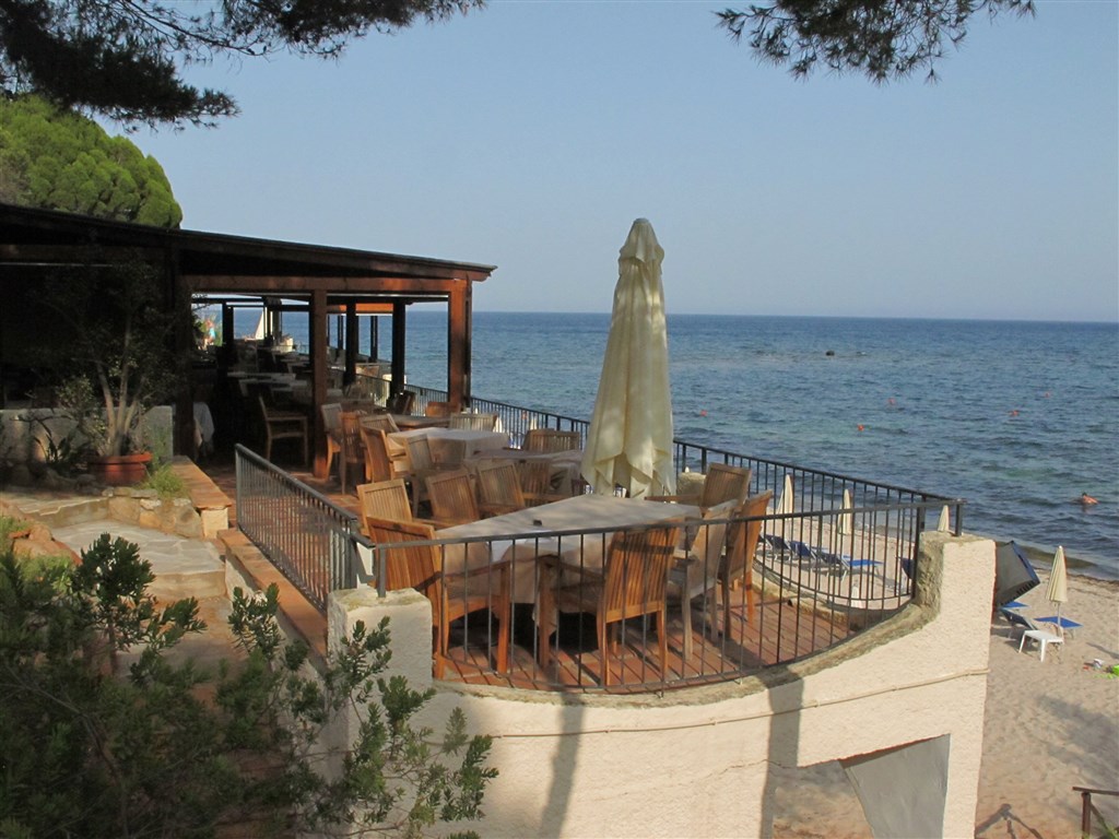 Pohled na restauraci Grill a moře, Santa Margherita di Pula, Sardinia