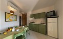 Resort Cala di Falco - Residence - Kuchyňský kout s jídelním stolem, Cannigone, Sardinie